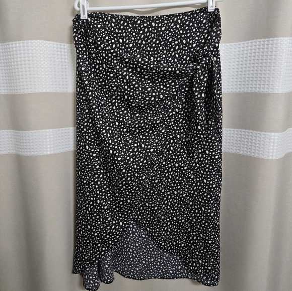 Old Navy Black and White Patterned Satin Wrap Skirt - Picture 1 of 3